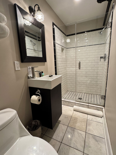 Bathroom 4, The Sherman Inn, Ripley