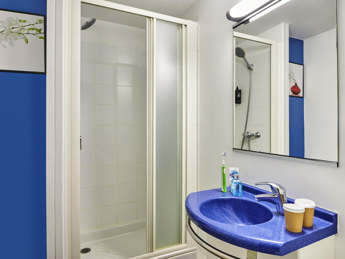 Bathroom 5, ibis budget Versailles Coignières, Yvelines