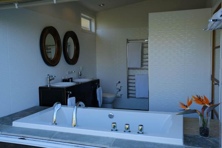 Bathroom 4, Woodhouse Mountain Lodge, Rodney
