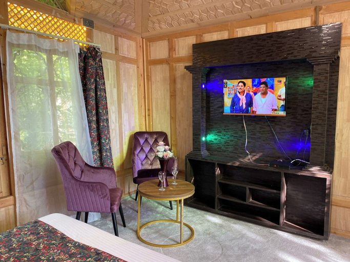Room 4, The Apollo 11 Heritage Luxury Houseboat, Srinagar