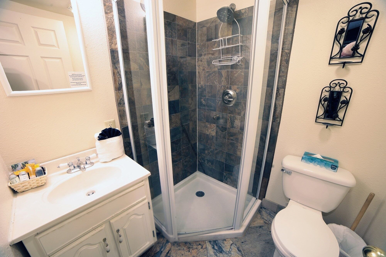 Bathroom, Fawn Valley Inn: 107 1 Bedroom Condo, Larimer