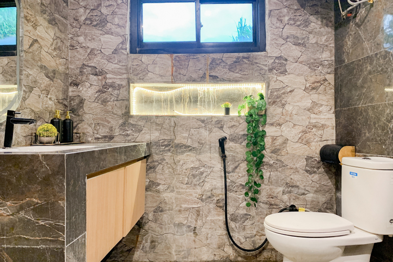 Bathroom 3, RedDoorz @ Villa Zea Sayangheulang Garut, Garut