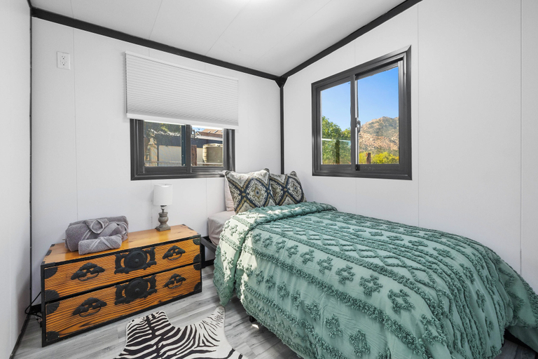 Room 4, Zebra Ranch 2-br Tiny Home Mtn View Trails Brbq, Yavapai