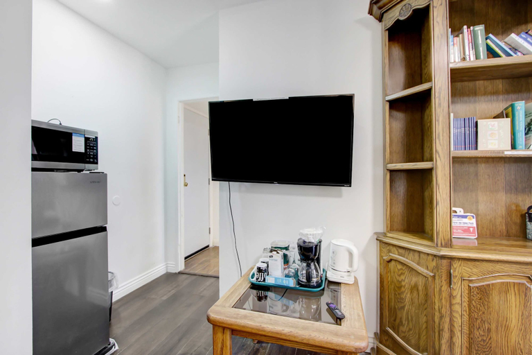 Room 3, Sunny Azusa Hideaway Near APU Trails Easy LA Access, Los Angeles