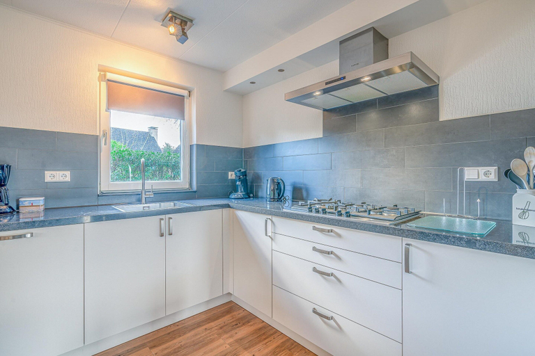 Private kitchen, Charming Villa Situated on the Water, Texel