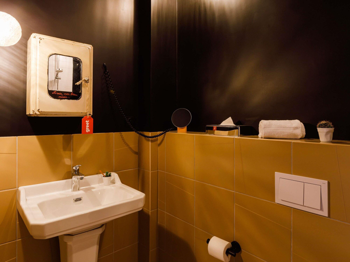 Bathroom 5, Greet Hotel Lyon Confluence, Rhône
