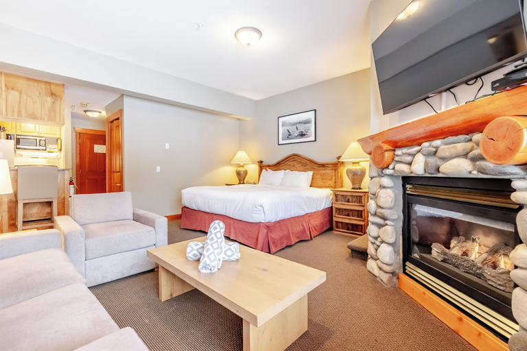 Bedroom 2, Lizard Creek Lodge, East Kootenay