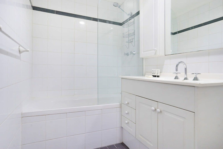 Bathroom, King Size Studio With Water View, Walk To The City, Sydney