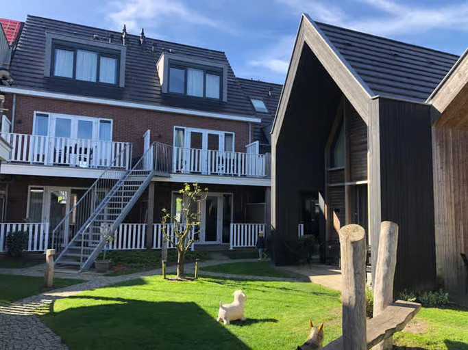 Exterior, Lodge with view of the church and dunes, Veere