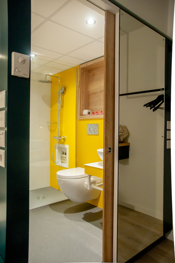 Bathroom 4, B&B HOTEL Brussels Centre Louise, Bruxelles
