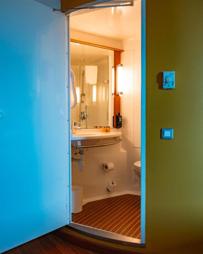 Bathroom 4, ibis Marseille Provence Aeroport, Bouches-du-Rhône
