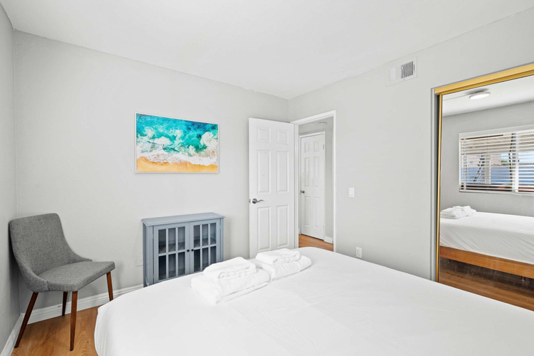 Room 3, Bright Family Getaway w Garage Prime Socal Location, Los Angeles