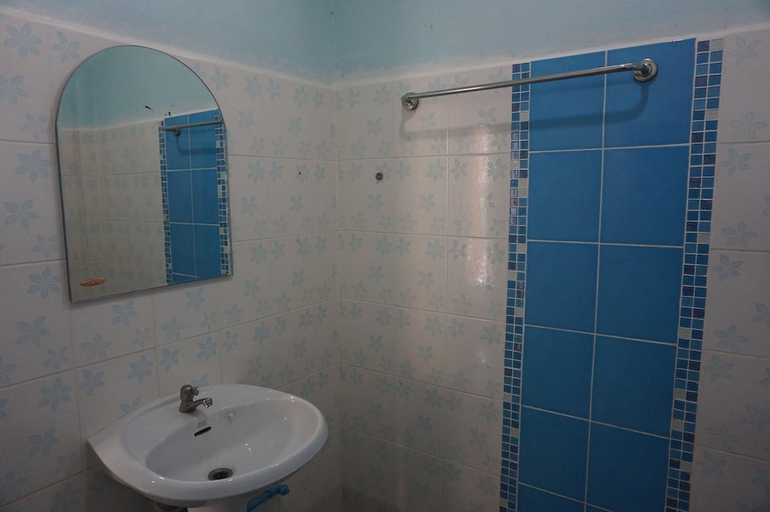 Bathroom 3, Bann Kwanlada Hotel, Muang Roi Et
