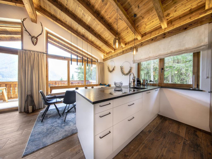 5, Chalet near Slopes, Sleeps 6, Zell am See