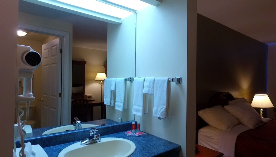 Bathroom 5, Econo Lodge & Suites Saint John - NB, Saint John