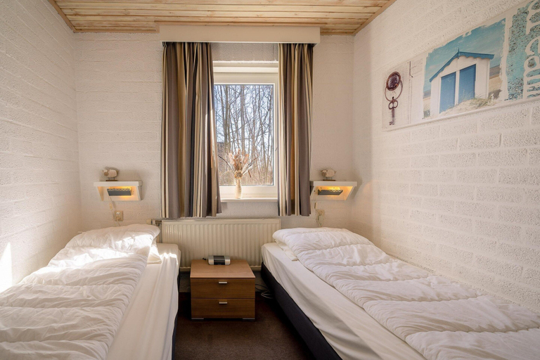 Room 5, Charming Detached Bungalow for 4 People, Texel