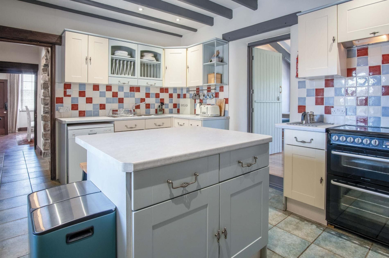 Others 5, Tregoyr - 3 Bedroom Holiday Home - St Florence, Pembrokeshire