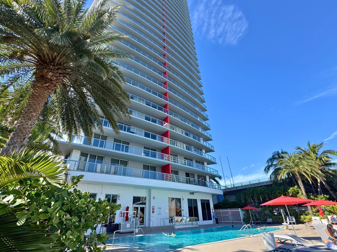 Pool 5, Luxury 3-BR Apartment with Stunning City, Broward
