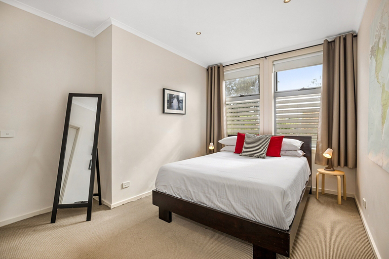 Room 4, Stunning 2-bed Unit With BBQ Patio Near Dining, Melbourne