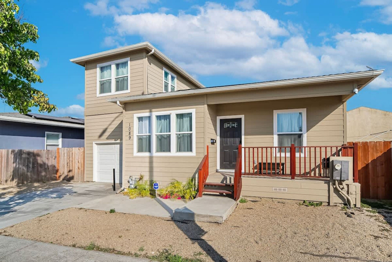 Room 2, Massive 8BR Home in Hayward With AC Free Parking, Alameda