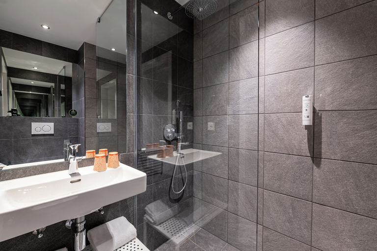 Bathroom 5, B&B HOTEL Geneva Airport, Genève