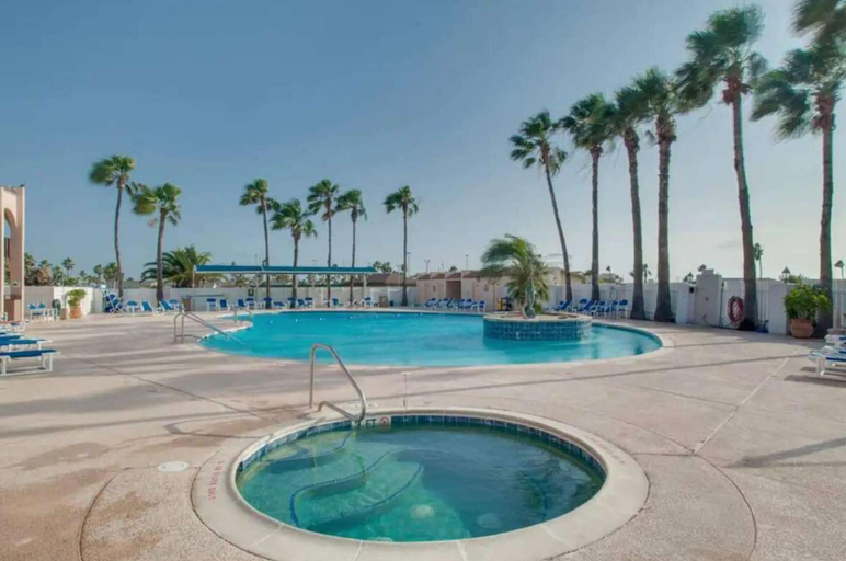 Room 3, Stylish 2BR Waterfront Home w Pool Resort Access, Cameron