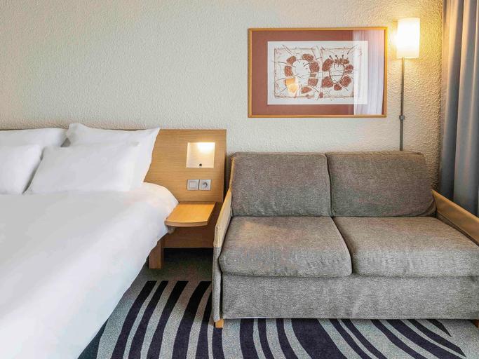Bedroom 4, Novotel Valenciennes, Nord