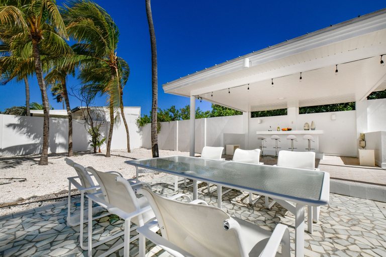 Food & Drinks 5, Ocean Front 7-bedroom 7-bath Sunset Views Malmok!
