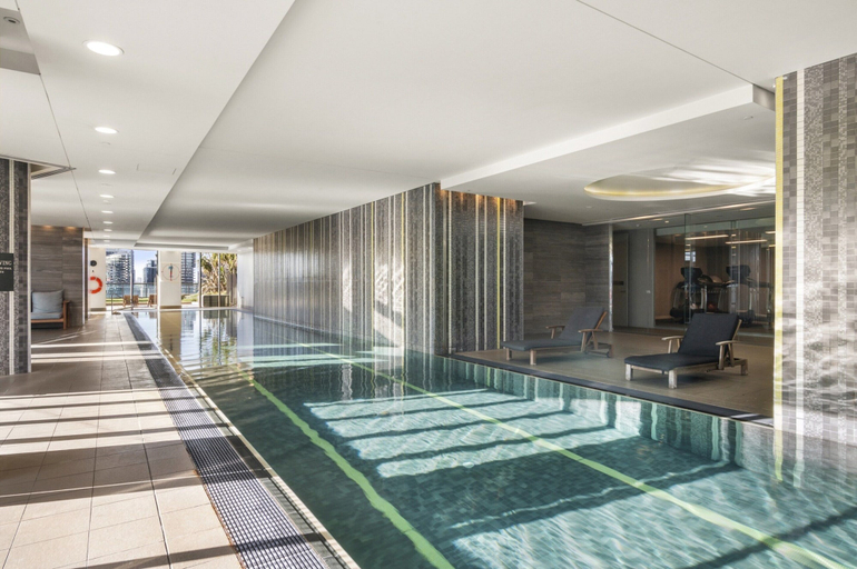 Pool, Stunning 2-bed Apartment With Water Views, Melbourne