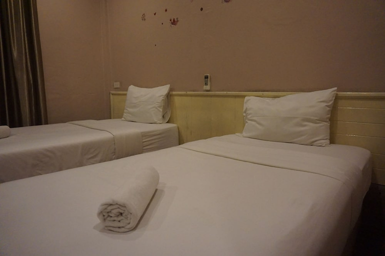 Bedroom 2, Queens Hotel, Chum Phae