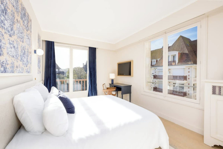 Room 3, Luxury sea View 3br-2ba With Services in Deauville, Calvados