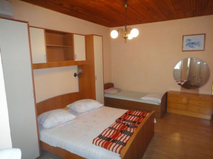 Bedroom 2, Seafront Apartments Pretner, Orebić