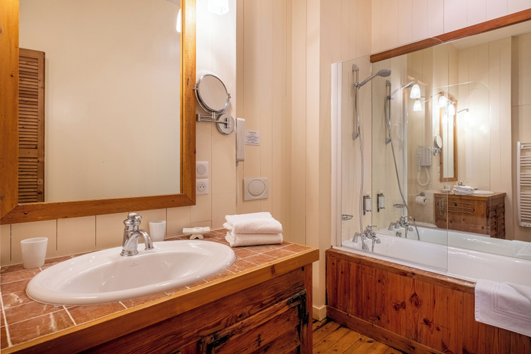 Bathroom 4, La Baronnie Hôtel & Spa, Charente-Maritime