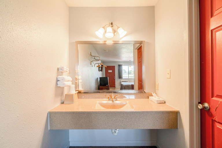 Bathroom 4, Capital O Aurora Inn Monett US 60, Lawrence