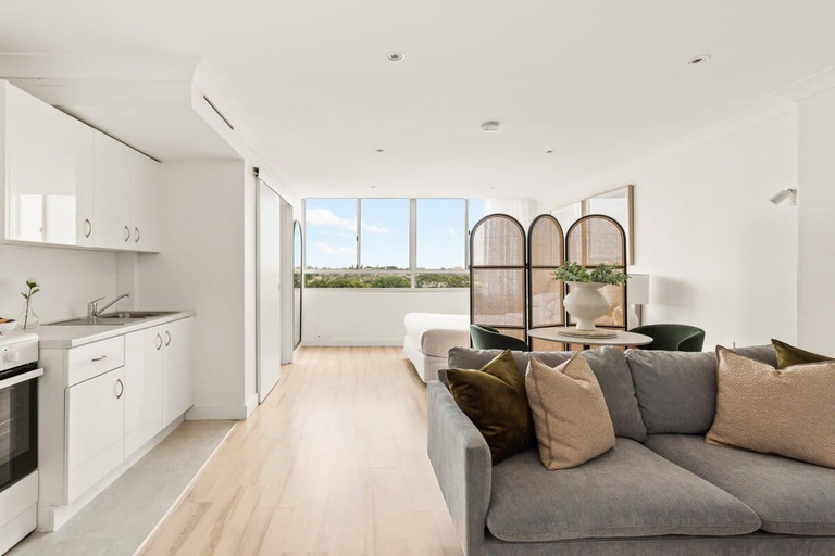 Others 4, Chic Studio with a Pool and Moments from Shop, Sydney