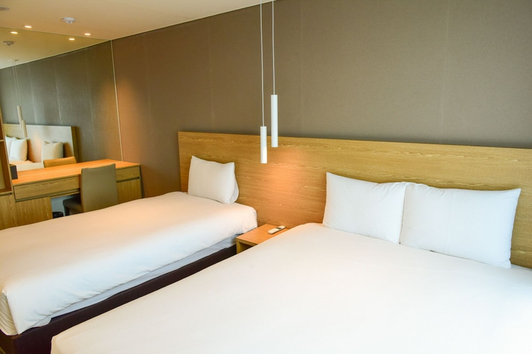 Bedroom 2, Saint Beach Hotel, Jeju