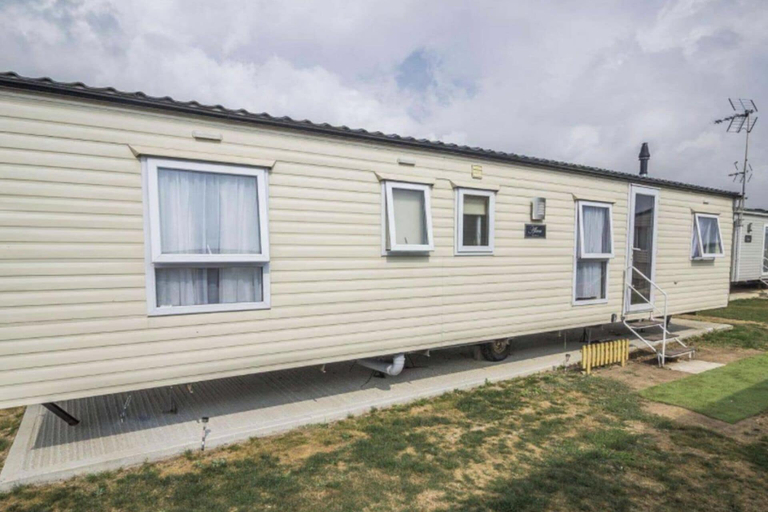 Exterior & Views, Caravan - Sleeps 10 - Pet Friendly - Parking, Essex