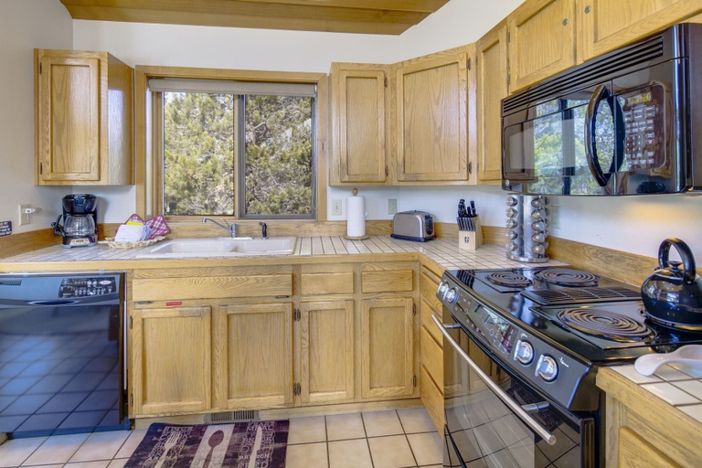 Private kitchen 2, White Elm 29 3 Bedroom Home, Deschutes