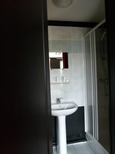 Bathroom 4, Victor Hôtel Restaurant, Oise