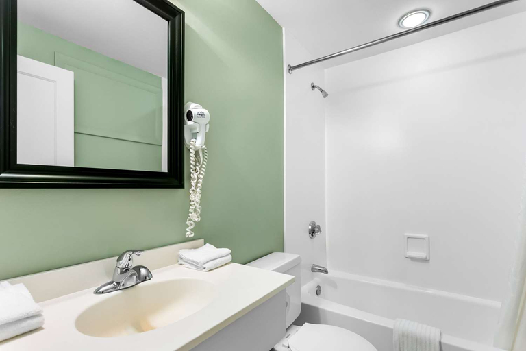 Bathroom 4, Rodeway Inn Gorham, Coos