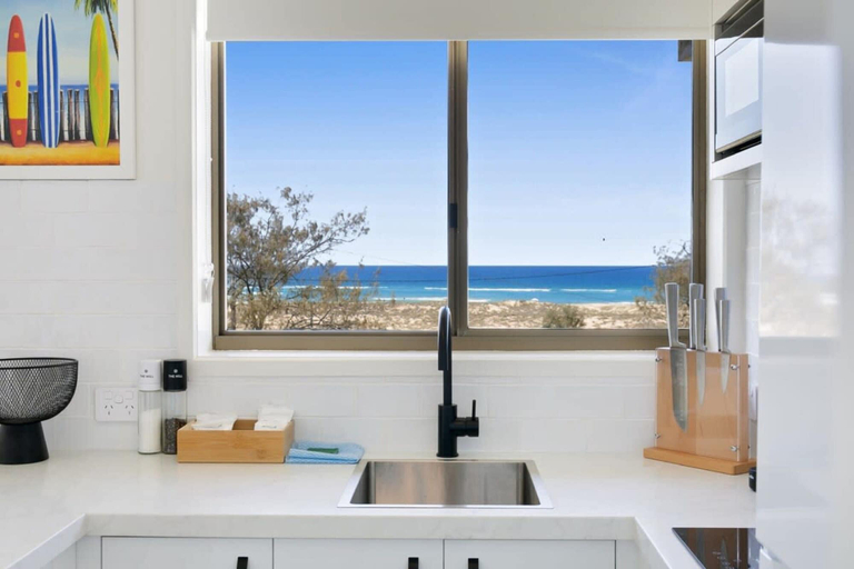 Private kitchen 2, Beachfront Studio With Balcony & Stunning Views, Gold Coast
