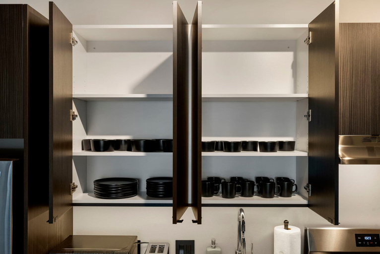 Room 2, Lux 3 Bed 3 Bath High Rise With Gym Amenities, Cook