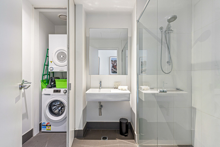 Bathroom 5, Pristine 2-bed Unit With Beautiful City Landscape, Melbourne