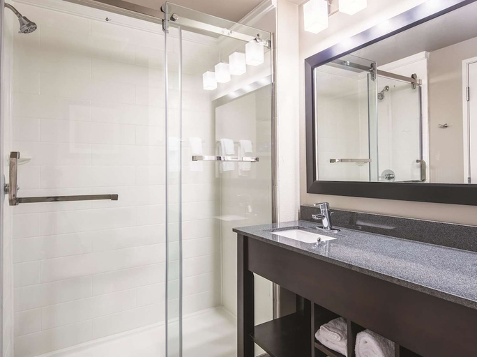 Bathroom 4, La Quinta Inn & Suites by Wyndham Walla Walla, Walla Walla