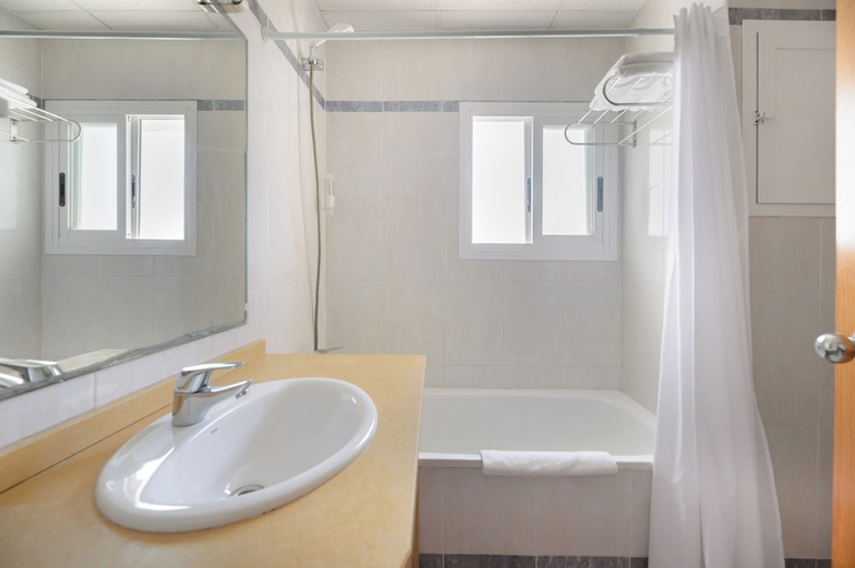Bathroom, Aparthotel Vibra Sanan - Adults Only, Baleares