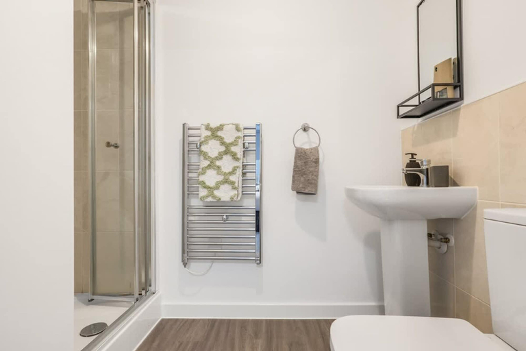 Room 5, Harmony 5 Mins to City Centre Balcony Fast Wifi, Coventry