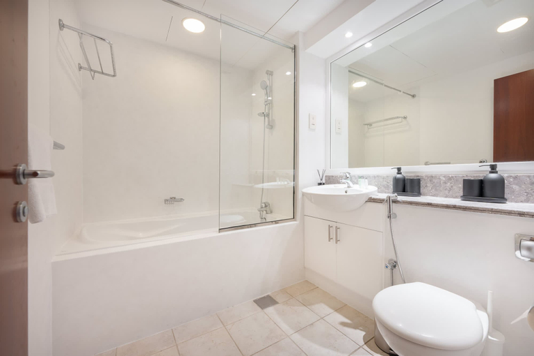 Room 5, Prime 2BR Near Marina Mall Tram, Dubai