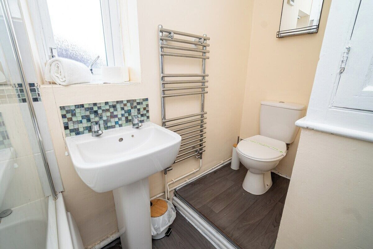 Bathroom 2, Comfortable 4-bed Home With Free Parking, Swansea