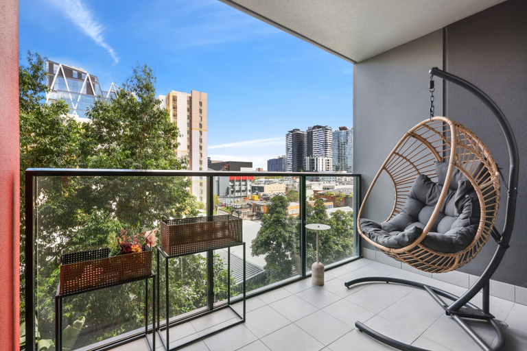 Balcony, Cosy 2-bed With Pool, Bbq Area and Secure Parking, Bowen Hills