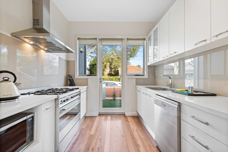 Private kitchen, Chic 2-bed Home By Bustling Shops, Melbourne